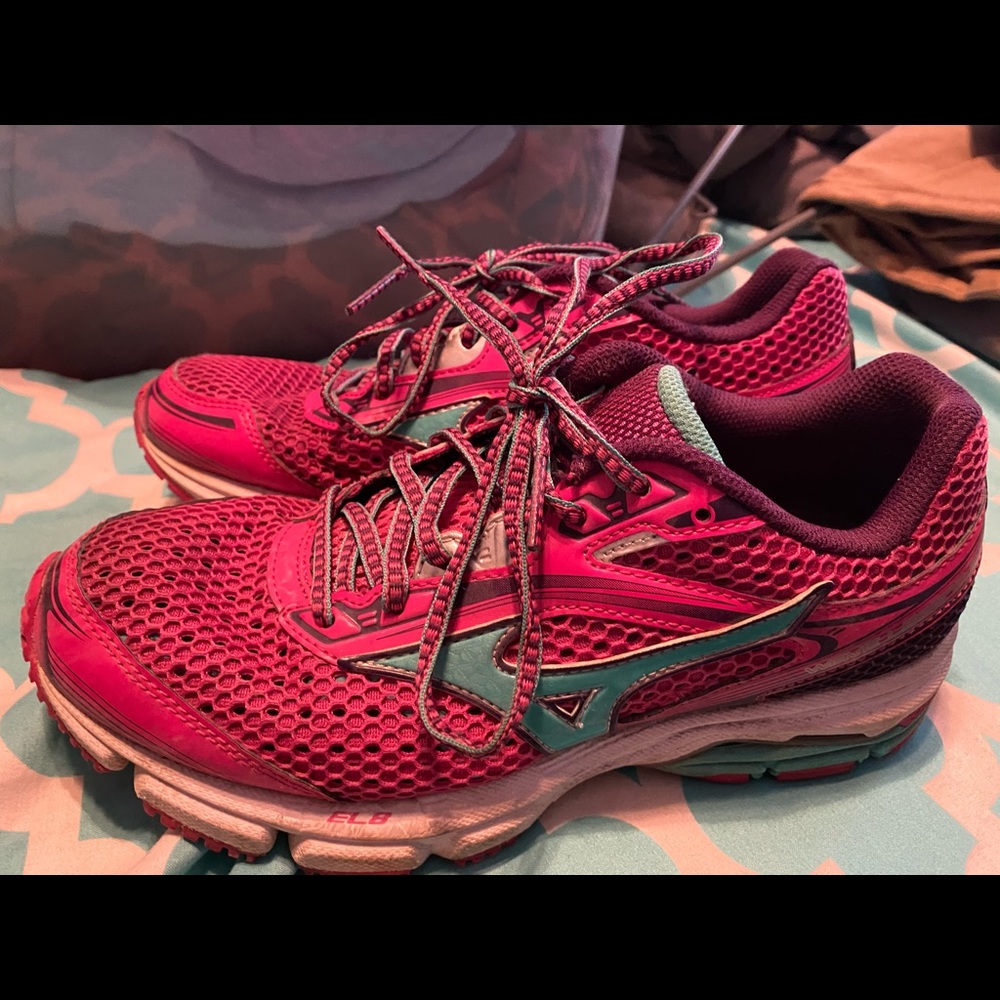 Woman’s Brooks Tennis Shoes